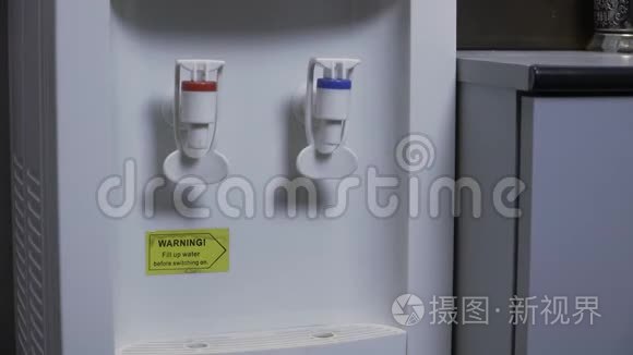 冷水从冷却器里倒出来视频