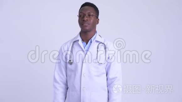 年轻快乐的非洲医生挥手视频
