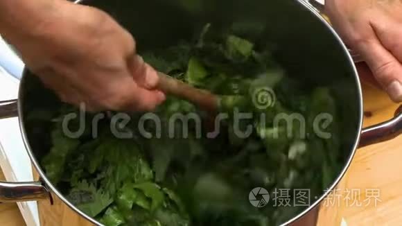 烹饪和搅拌莱菲绿视频