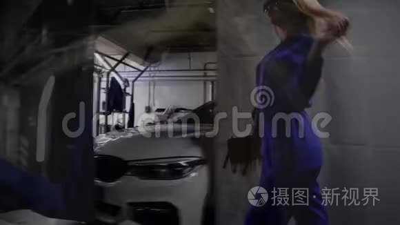 时尚女孩坐在跑车里视频