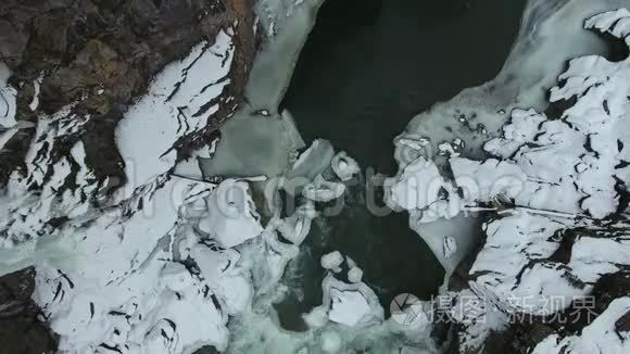 雪山峡谷急流的俯视图视频