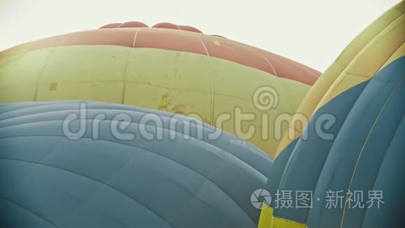 巨大的彩色气球装满热气