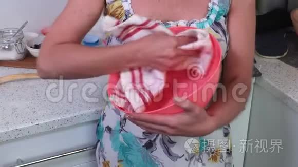 女人用毛巾擦碗视频
