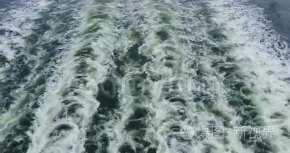 海洋。 浮船或渡船带来的海水浪潮