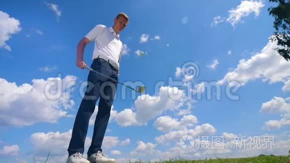 男高尔夫球手正在球场上抛球视频