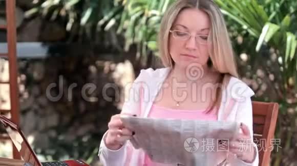 年轻的女人读报纸视频