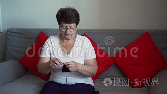 年长的女人编织袜子视频