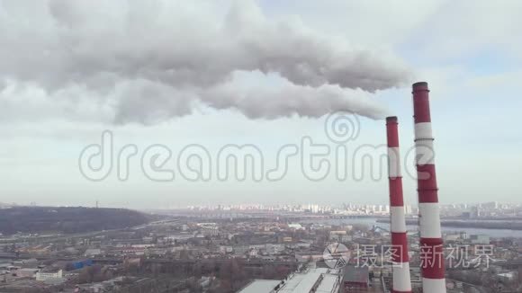 两根管道有烟。 基辅。 乌克兰。 空中景观
