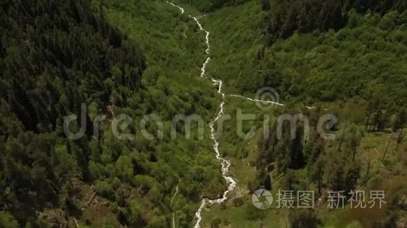 空中观景。 蜿蜒的山河蜿蜒流过群山