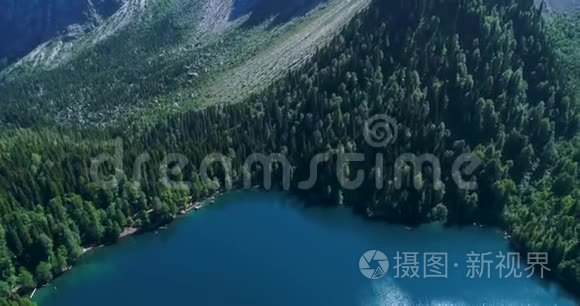 令人惊叹的自然景观景观，马来亚里萨湖环绕高山，阿布哈兹航空景观。