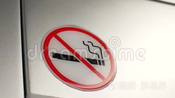 公共交通上的禁烟标志视频