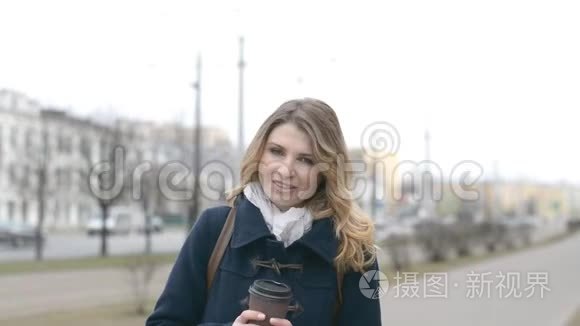 女性面对都市生活观喝咖啡视频