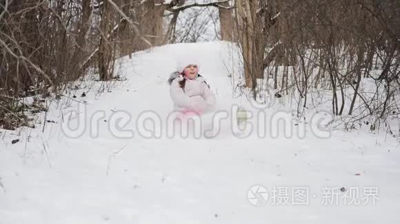 那个女孩正从冬天的山上骑马视频