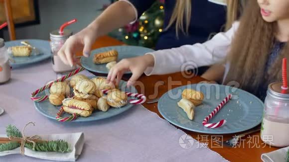 手从盘子里拿圣诞饼干和糖果视频