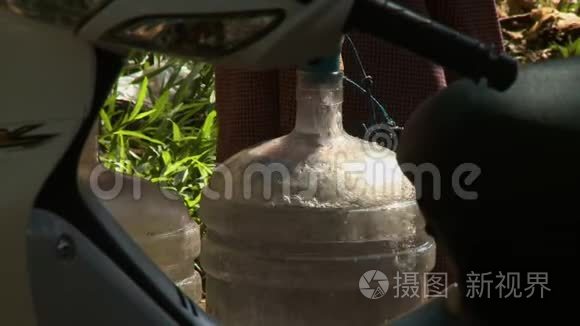 装满水的塑料加仑容器视频