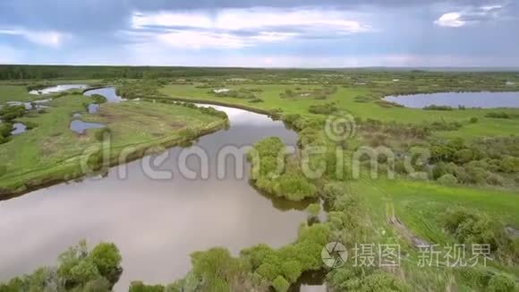 河流和湖泊环绕着绿草和树木视频