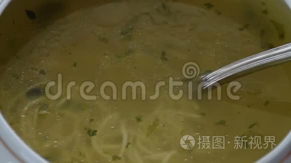 银勺搅动一碗鸡汤视频
