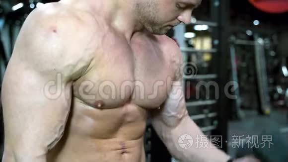 肌肉健美男子在健身房锻炼手臂视频
