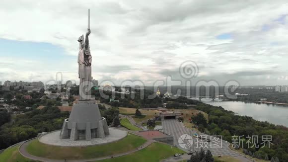 乌克兰基辅祖国纪念碑的鸟瞰图视频