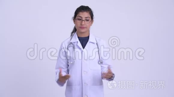 年轻有压力的波斯女医生耸耸肩视频