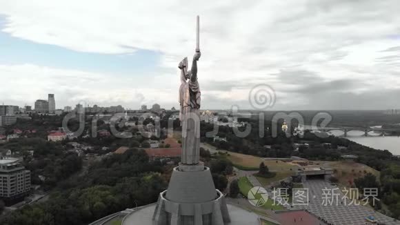乌克兰基辅祖国纪念碑的鸟瞰图视频