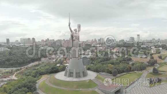乌克兰基辅祖国纪念碑的鸟瞰图视频