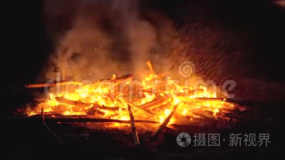 夜间用火鼠缓慢地用水灭火