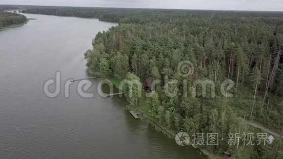 河岸树林中休闲基地的鸟瞰图视频