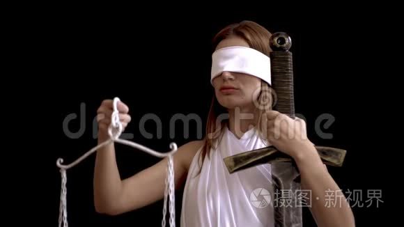 正义女神femida的左手被一把剑蒙住眼睛,右手举过头顶短视频