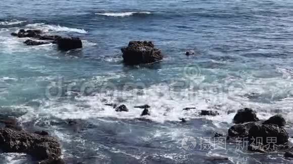 海浪冲刷着岩石海岸视频