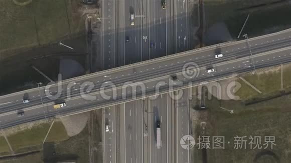 高速公路与交通的空中摄影视频