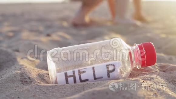 孩子拿着一个塑料瓶，信息帮助从沙滩上躺在河边的沙滩上。 塑料回收
