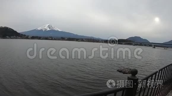 走在kawaguchiko湖畔，背景是富士山。