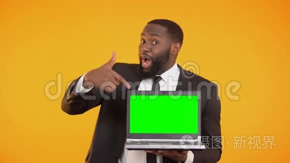 微笑的美国黑人推销员展示预先准备好的笔记本电脑，广告的地方