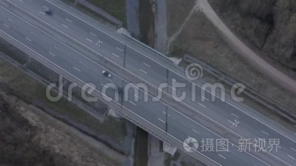 高速公路下的排水渠视频