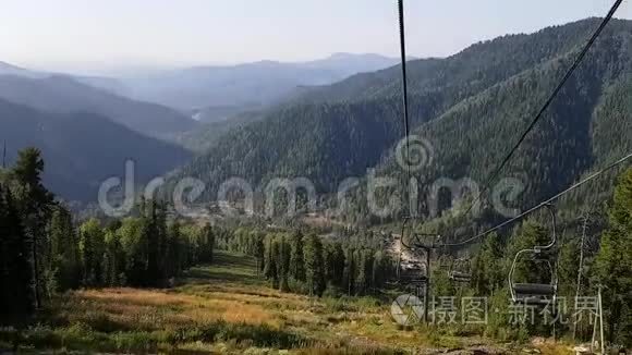 在旧缆车上缓慢下降。 附近山丘的全景。 夏天去俄罗斯旅游