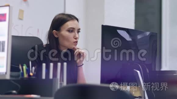 微笑时尚的黑发在电脑上工作。 现代办公室的女商人
