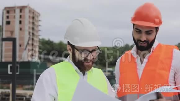 建设住宅综合体或商业中心.. 工程师团队分析建筑施工人员的工作计划