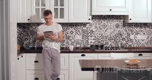 在厨房里使用小器具的站立夫妇视频
