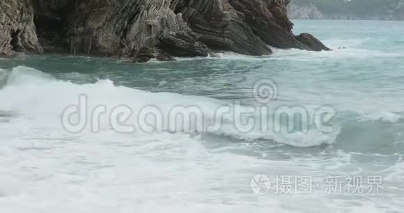 岩石海岸附近的风暴海