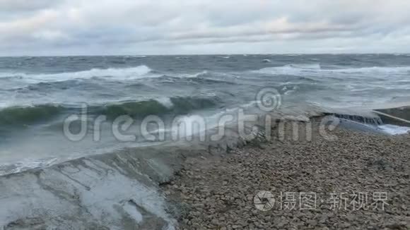 暴风雨期间的巨浪视频