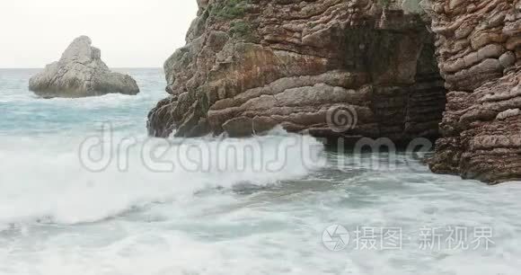 岩石海岸附近的风暴海
