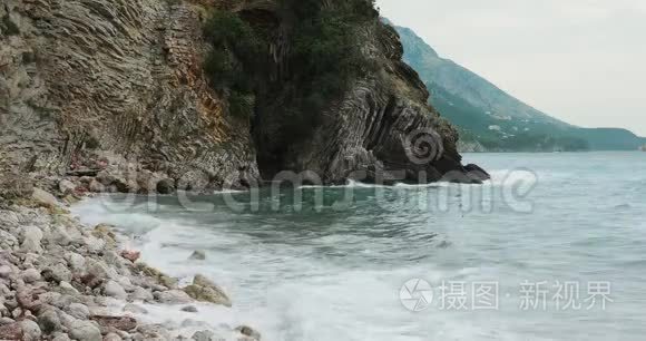 岩石海岸附近的风暴海