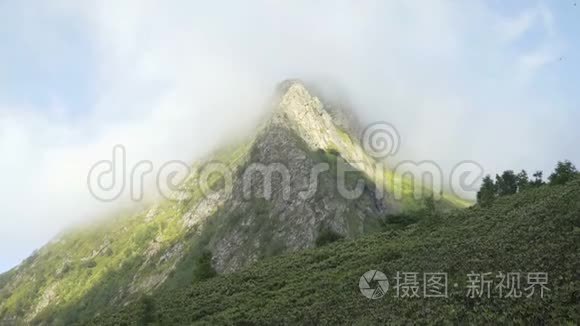 越过高山的云层覆盖着特有的草地