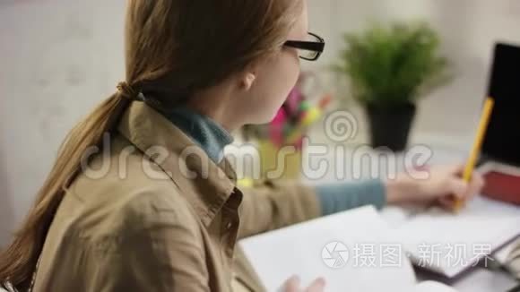 使用学习书籍在家学习的女学生视频