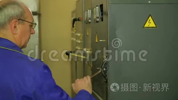 电气工程师关闭电气面板，并记录面板中电器的读数