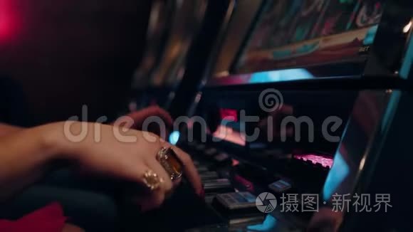赌场插槽电子游戏。 女人在赌场里玩视频插槽。 投注按钮特写的手