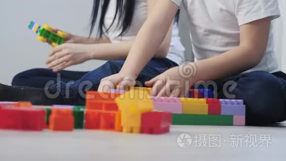 童年快乐的家庭妈妈和孩子们玩概念小女孩和男孩哥哥姐姐都在收集构造师