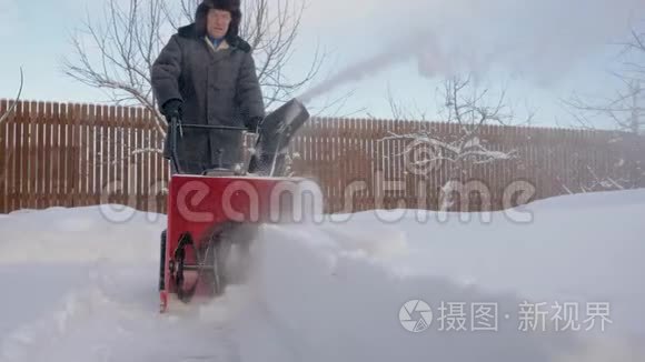 人在雪后清理雪堆的人行道视频