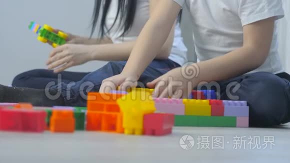 童年快乐的家庭妈妈和孩子们玩概念小女孩和男孩哥哥姐姐都在收集构造师